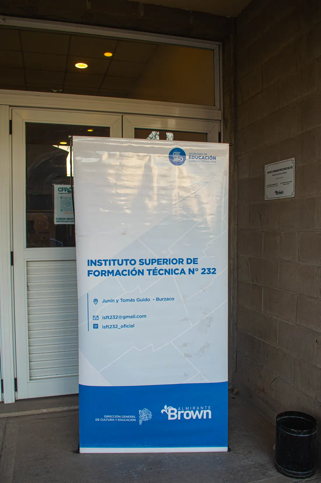 Cartel institucional en la sede del ISFT 232